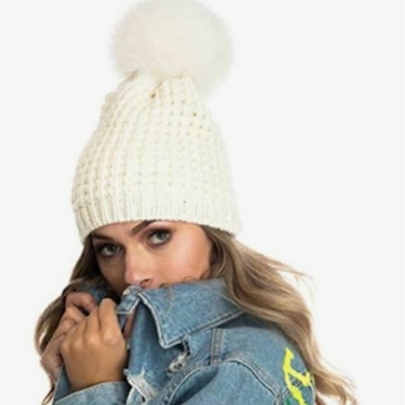NWT Women's Kyi Kyi Genuine Fox Fur Pom Pom Waffle Knit Beanie Hat in Ivory - Picture 1 of 10